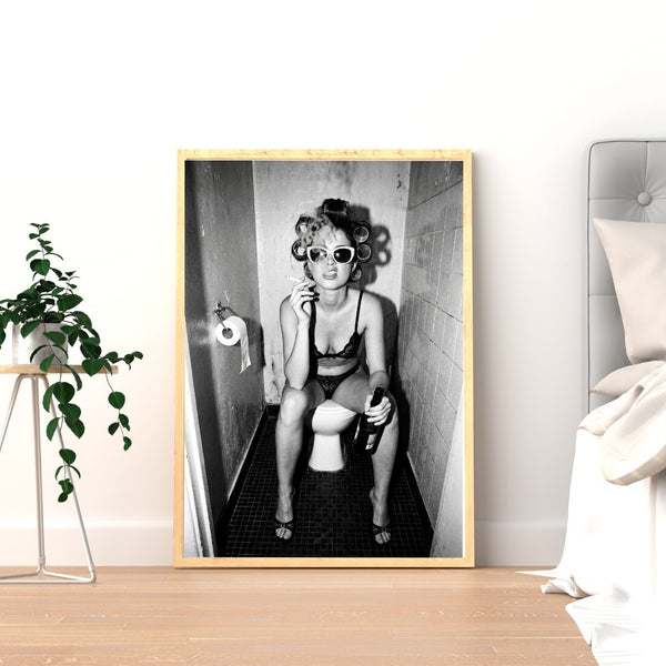 Vintage Bad Poster – Frau mit Champagner, Schwarz Weiß Kunstdruck