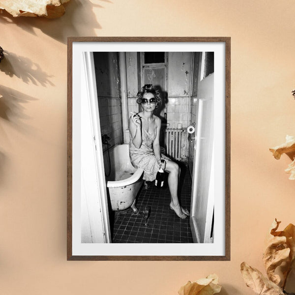 Vintage Badezimmer Poster – Schwarz Weiß Fotokunst mit Champagner