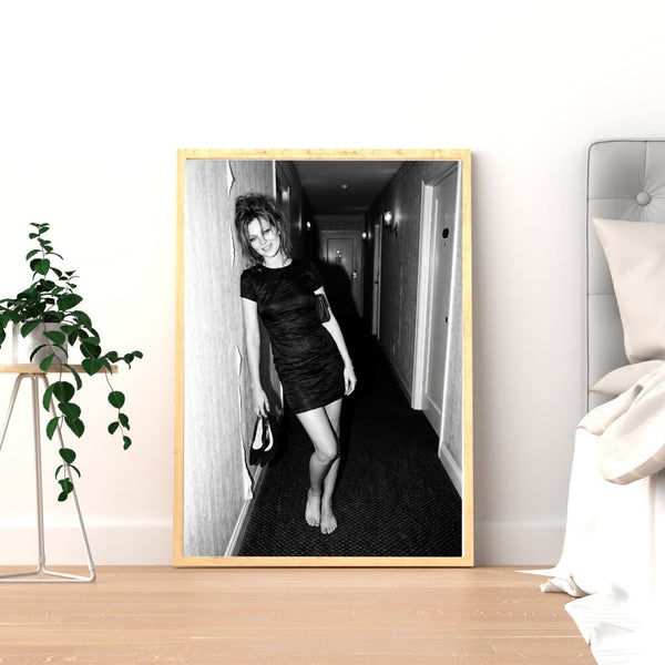 Vintage Flur Poster – Schwarz Weiß Fotokunst, Frau im kleinen Schwarzen