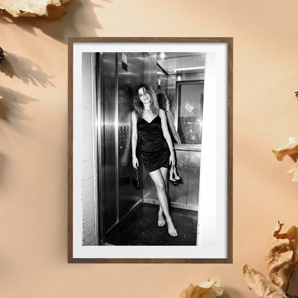 Vintage Aufzug Poster – Schwarz Weiß Fotokunst mit Abendkleid