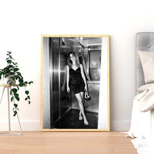 Vintage Aufzug Poster – Schwarz Weiß Fotokunst mit Abendkleid