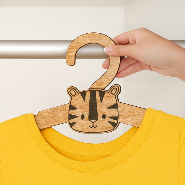 „Dein erster Kleiderbügel“ – Personalisiert. Aus echtem Holz