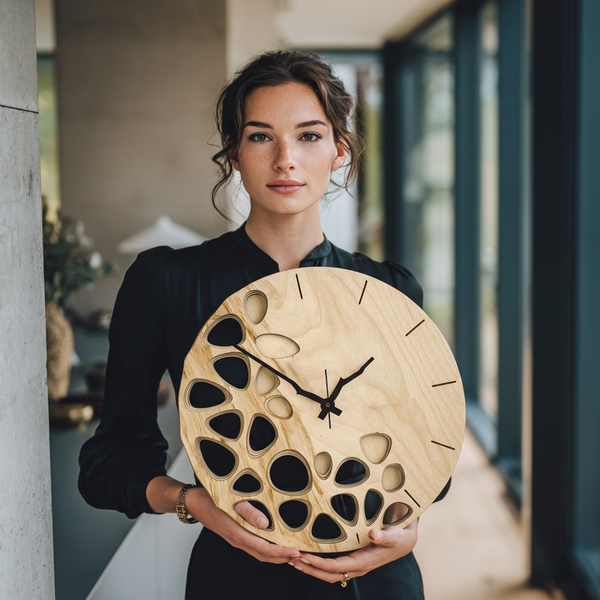 Valora Handgefertigte Wanduhr aus Echtholz