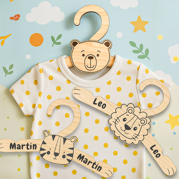 „Dein erster Kleiderbügel“ – Personalisiert. Aus echtem Holz