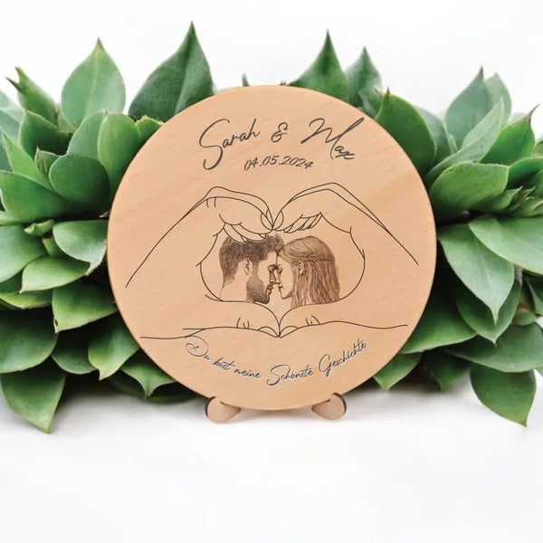 Händchenhalten Baumscheibe aus Holz, personalisierbar mit Bild Gravur, Name, Datum, Pärchen Hand in Hand mit Ständer - MyMagicMemory DE