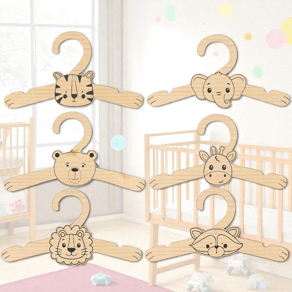 „Dein erster Kleiderbügel“ – Personalisiert. Aus echtem Holz