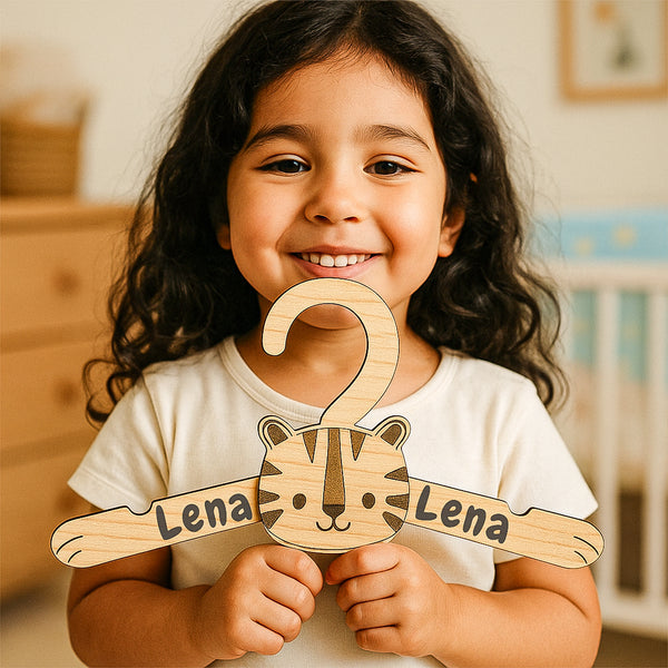 „Dein erster Kleiderbügel“ – Personalisiert. Aus echtem Holz