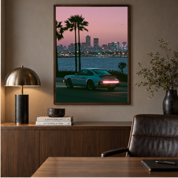 Sportwagen Poster Sunset – Retro Kunstdruck mit Palmen in Pink