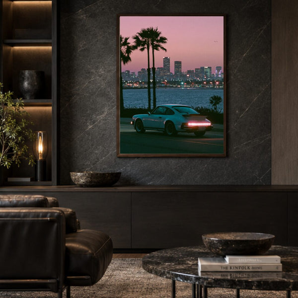 Sportwagen Poster Sunset – Retro Kunstdruck mit Palmen in Pink