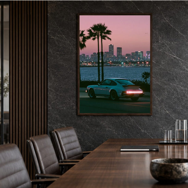 Sportwagen Poster Sunset – Retro Kunstdruck mit Palmen in Pink