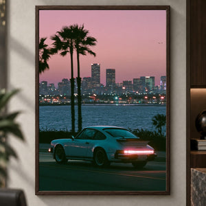 Sportwagen Poster Sunset – Retro Kunstdruck mit Palmen in Pink