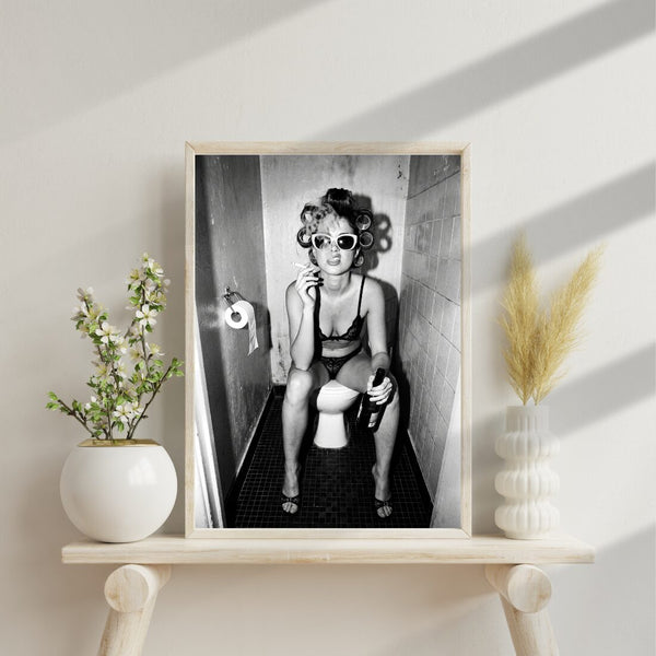 Vintage Bad Poster – Frau mit Champagner, Schwarz Weiß Kunstdruck