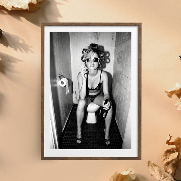 Vintage Bad Poster – Frau mit Champagner, Schwarz Weiß Kunstdruck