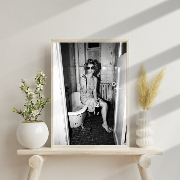 Vintage Badezimmer Poster – Schwarz Weiß Fotokunst mit Champagner