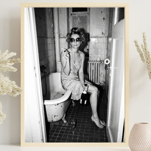 Vintage Badezimmer Poster – Schwarz Weiß Fotokunst mit Champagner