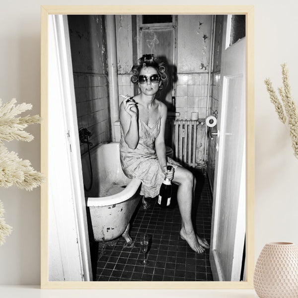 Vintage Badezimmer Poster – Schwarz Weiß Fotokunst mit Champagner