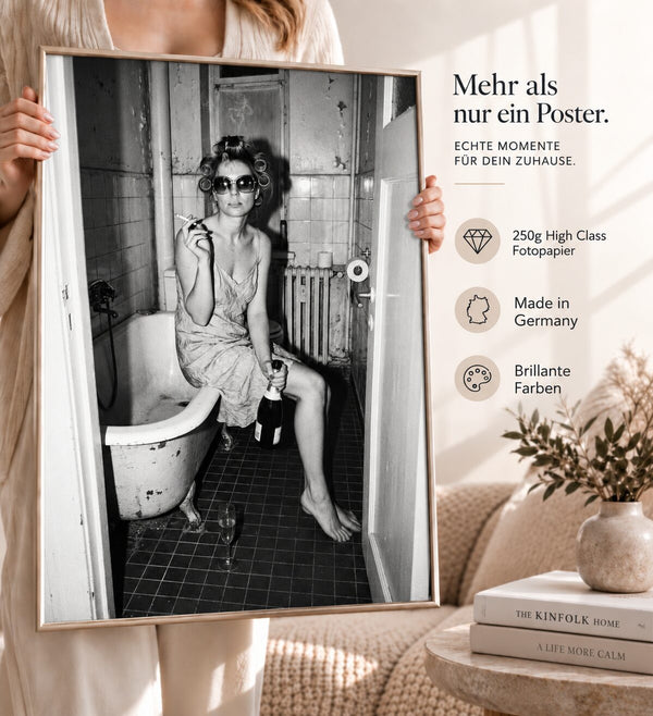 Vintage Badezimmer Poster – Schwarz Weiß Fotokunst mit Champagner