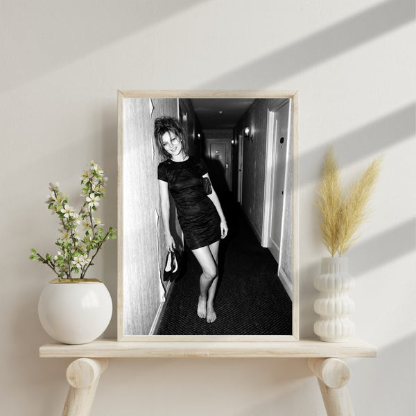 Vintage Flur Poster – Schwarz Weiß Fotokunst, Frau im kleinen Schwarzen