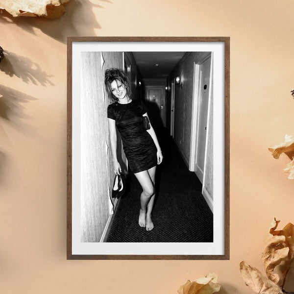 Vintage Flur Poster – Schwarz Weiß Fotokunst, Frau im kleinen Schwarzen