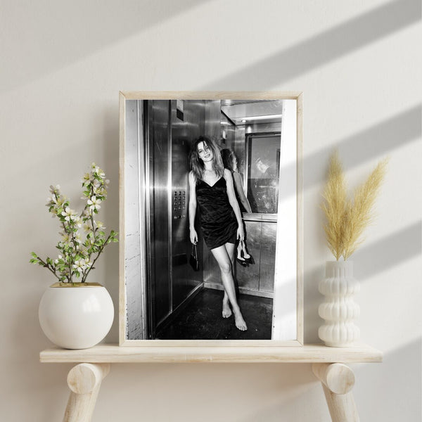 Vintage Aufzug Poster – Schwarz Weiß Fotokunst mit Abendkleid