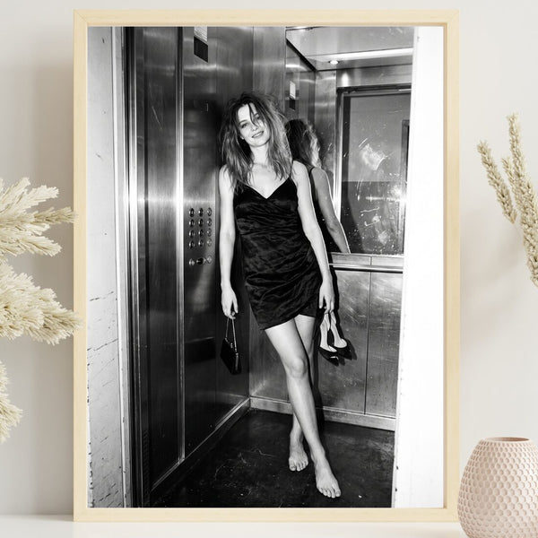 Vintage Aufzug Poster – Schwarz Weiß Fotokunst mit Abendkleid
