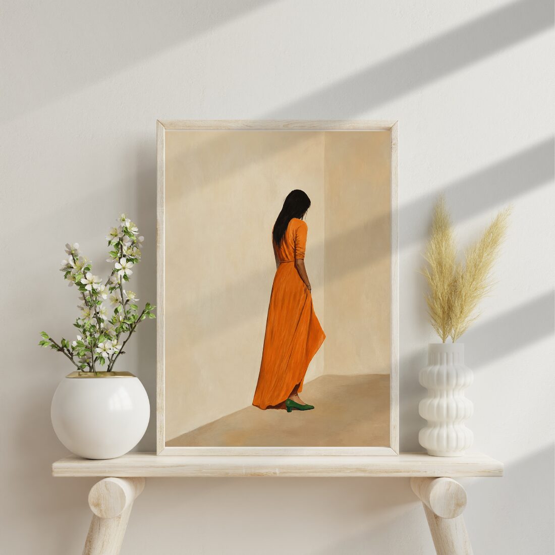 Sonnenseite – Boho Poster Frau im orangenen Kleid an der Wand