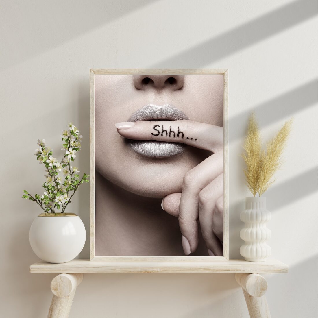 Shhh – Minimalistisches Lippen Poster in Schwarz Weiß an der Wand