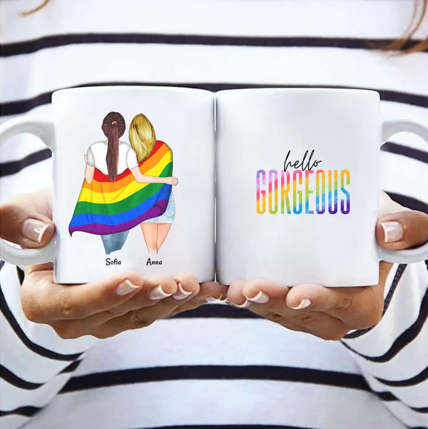 Freundinnen mit LGBTQ+ Flagge - personalisierte Tasse