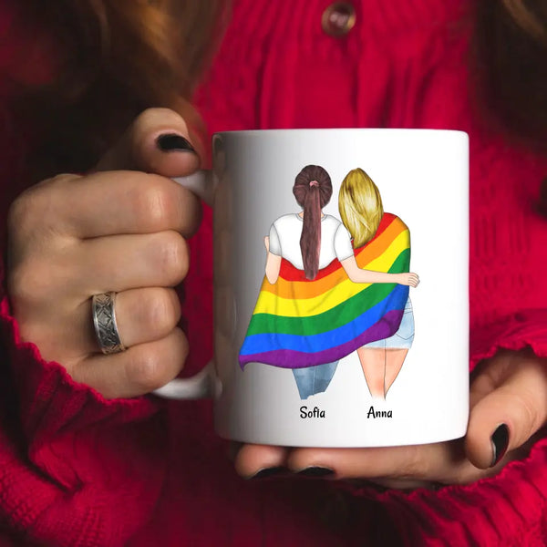 Freundinnen mit LGBTQ+ Flagge - personalisierte Tasse