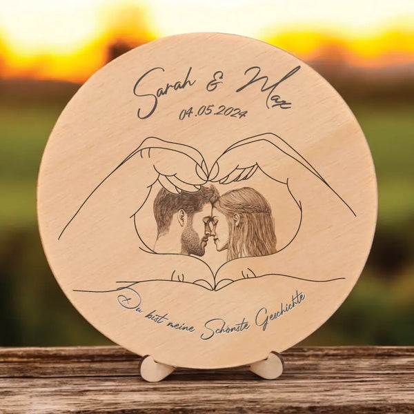 Händchenhalten Baumscheibe aus Holz, personalisierbar mit Bild Gravur, Name, Datum, Pärchen Hand in Hand mit Ständer