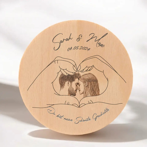 Händchenhalten Baumscheibe aus Holz, personalisierbar mit Bild Gravur, Name, Datum, Pärchen Hand in Hand mit Ständer