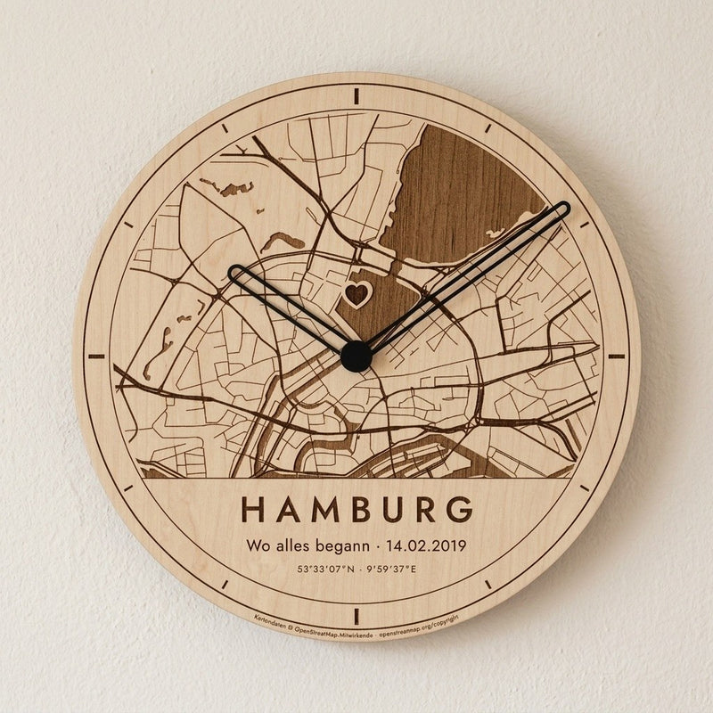 Stadtkarten-Uhr aus Holz mit gelaserter Stadtkarte und Herz